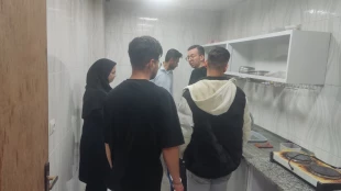 در راستای کنترل و نظارت  بر وضعیت خوابگاه دانشجویی انجام گرفت:
بازدید رئیس و معاون آموزشکده ملی مهارت ابهر از مجتمع رفاهی و خوابگاه دانشجویی  شهید شهریاری آموزشکده ابهر
 2